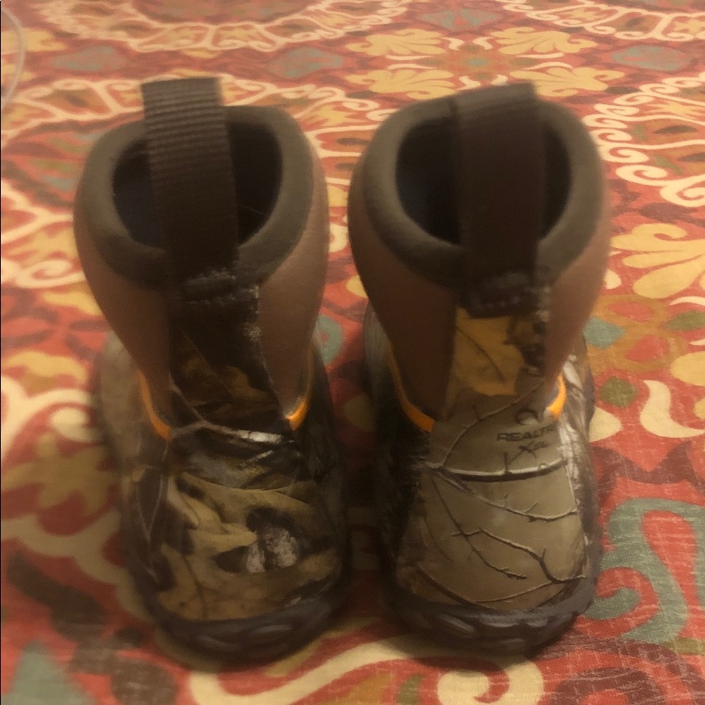 Realtree Kids Camouflage Boots with Orange Trim - Picture 3 of 4